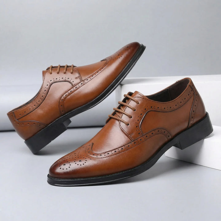 Detaljerad bild av slanka svarta wingtip-snörskor. Herrsko med elegant profil för formella event.