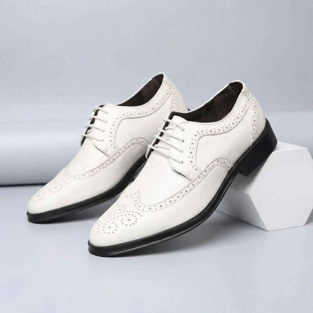 Eleganta bruna wingtip-snörskor. Mångsidiga herrskor för kontoret, festen eller vardagen.
