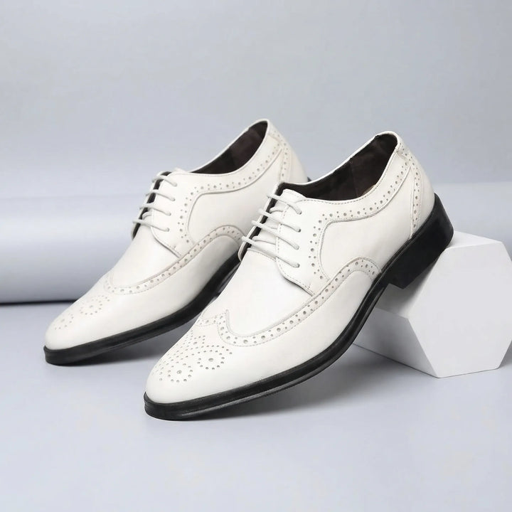 Eleganta bruna wingtip-snörskor. Mångsidiga herrskor för kontoret, festen eller vardagen.