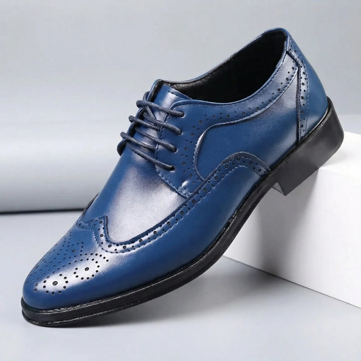 Herrars slanka wingtip-snörskor i läder. Tidlös design, perfekt för en sofistikerad stil.