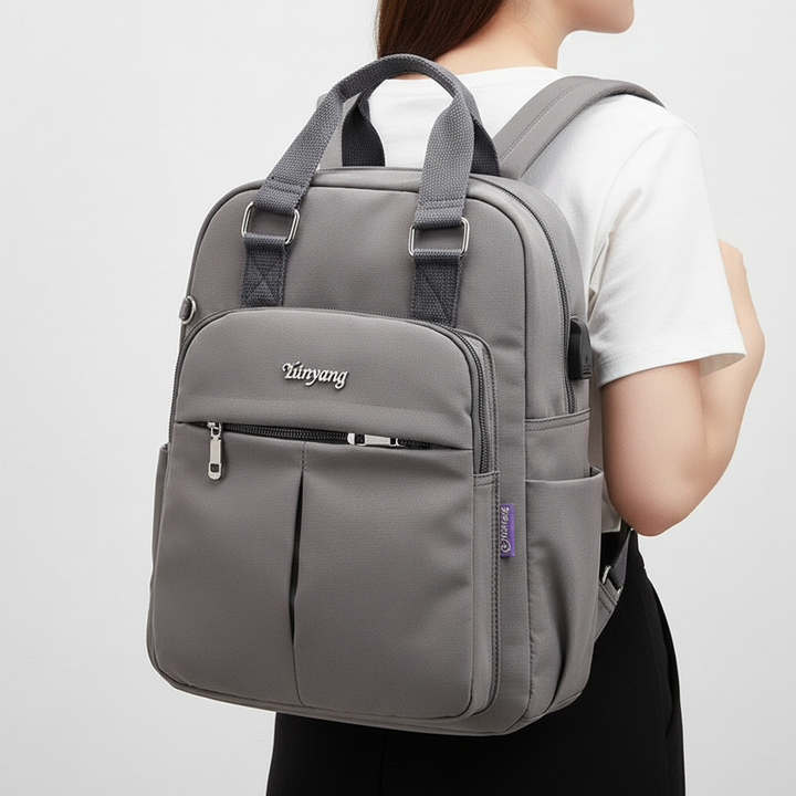 Snygg unisex skolväska/kontorsväska i vattentålig nylon med laptopfack och USB-laddning.