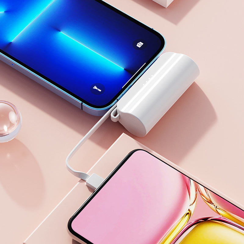 "Svart snabbladdande mini powerbank med 2-i-1 kabel, kompatibel med Android och Apple, kompakt design."