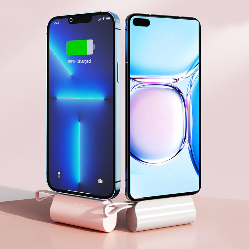 "Svart snabbladdande mini powerbank med 2-i-1 kabel, kompatibel med Android och Apple, kompakt design."
