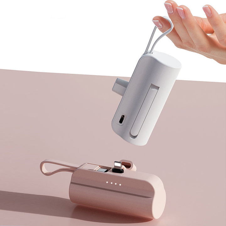 "Svart snabbladdande mini powerbank med 2-i-1 kabel, kompatibel med Android och Apple, kompakt design."