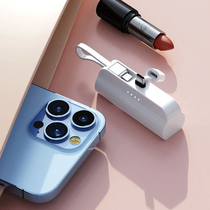 "Svart snabbladdande mini powerbank med 2-i-1 kabel, kompatibel med Android och Apple, kompakt design."