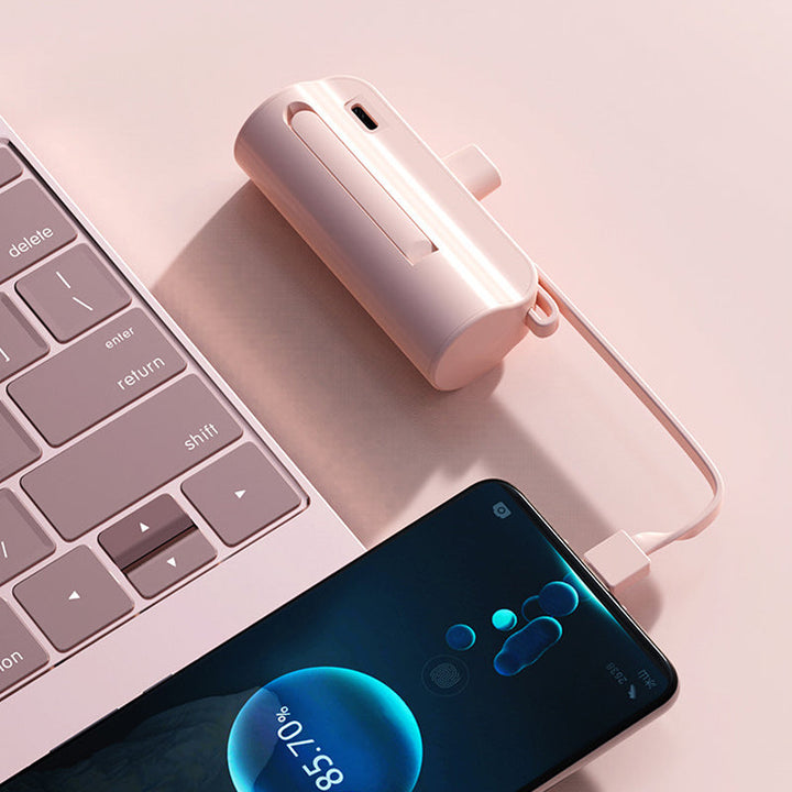 "Svart snabbladdande mini powerbank med 2-i-1 kabel, kompatibel med Android och Apple, kompakt design."