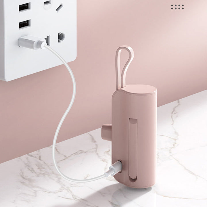 "Svart snabbladdande mini powerbank med 2-i-1 kabel, kompatibel med Android och Apple, kompakt design."