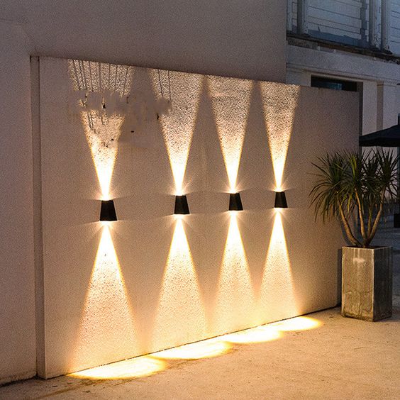 Svart solcellsvägglampa för utomhusbruk, trådlös med LED, perfekt för fasadbelysning & energi-effektiv.