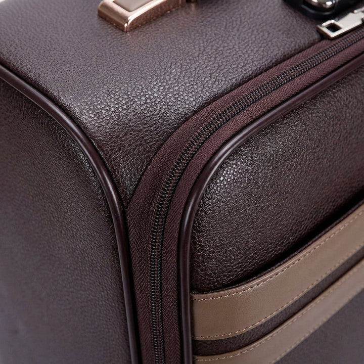 Brun SpinCabin kabintrolley, robust och kompakt. Perfekt resväska för flygresor med rymlig förvaring som handbagage.