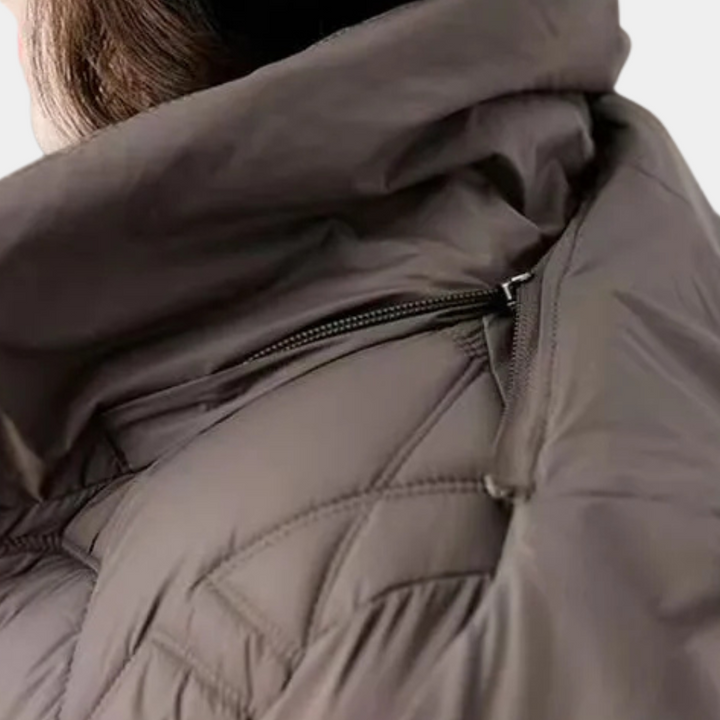 Elegant svart damjacka, modern pufferdesign. Stilfull övergångsjacka för modekänsliga kvinnor.