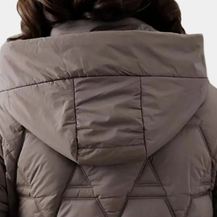 Kvinnlig modell bär stilfull svart damjacka. Varm vinterjacka i modern pufferdesign för komfort.