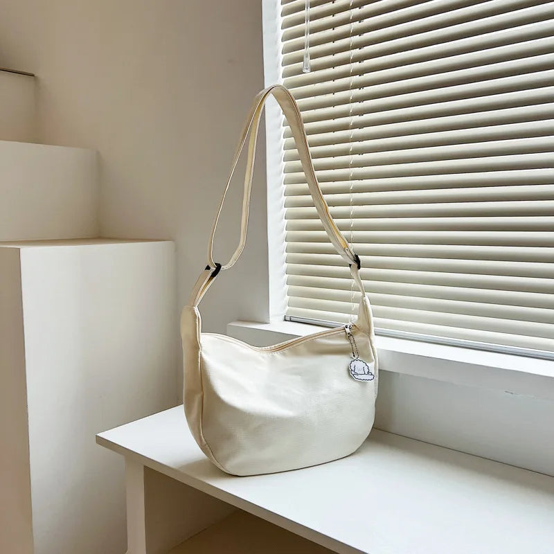 Brun crossbodyväska i läderimitation. Elegant damhandväska med justerbar rem, praktisk för vardag.