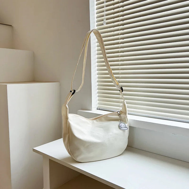 Brun crossbodyväska i läderimitation. Elegant damhandväska med justerbar rem, praktisk för vardag.