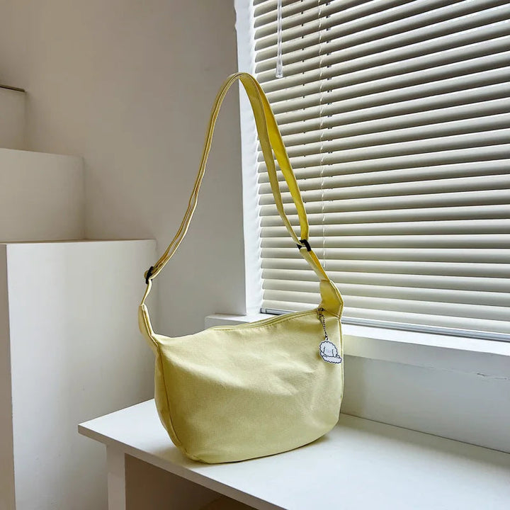Beige vardagsväska för kvinnor. Rymlig handväska med mångsidig design, perfekt som praktisk accessoar.