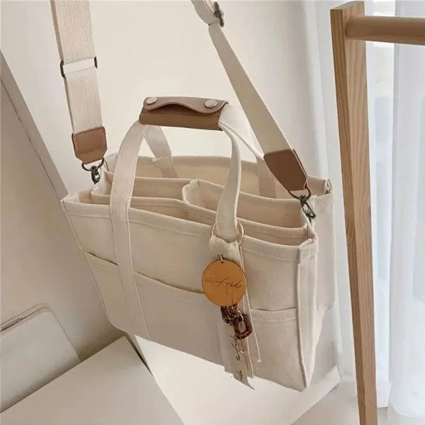 Svart stilren unisex bärkasse, perfekt som axelväska för en organiserad vardag. Elegant shoppingväska och accessoar.