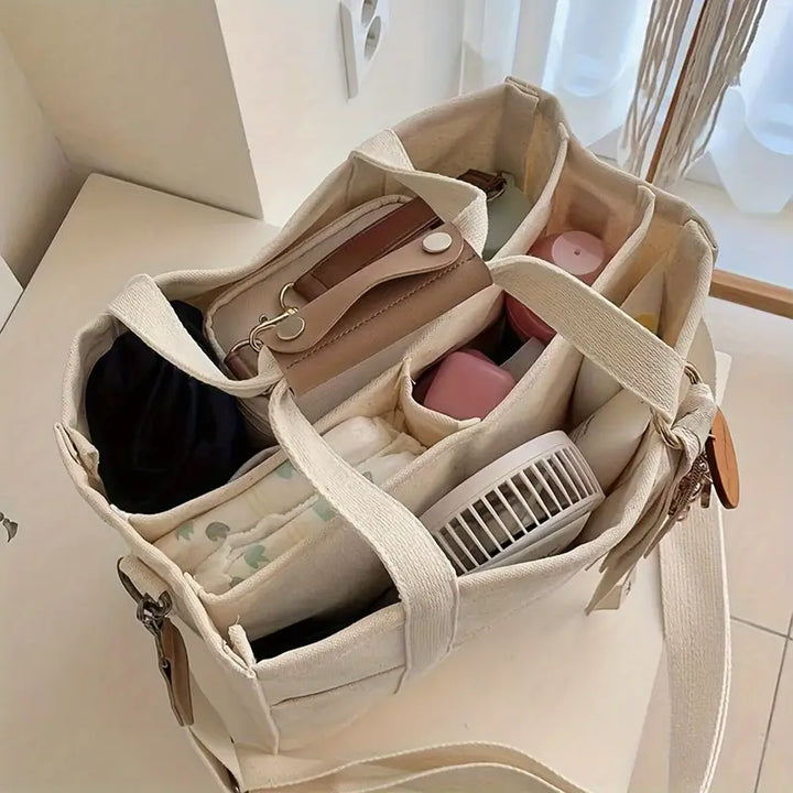 Beige stilren unisex bärkasse, idealisk axelväska för vardagen. Håller dig organiserad som shoppingväska.