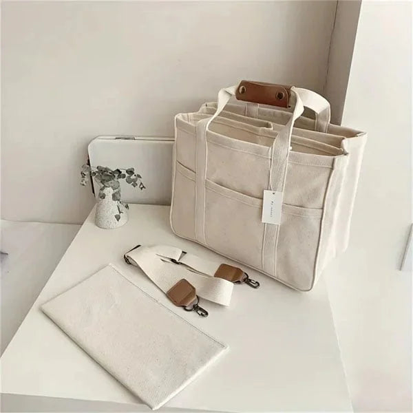 Rymlig svart unisex bärkasse, perfekt som shoppingväska. Modern och praktisk accessoar för en organiserad vardag.
