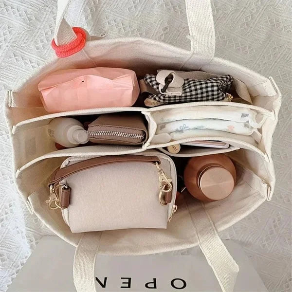 Organiserad vardagsbärkasse i svart, unisex design. Praktisk shoppingväska och stilren accessoar.