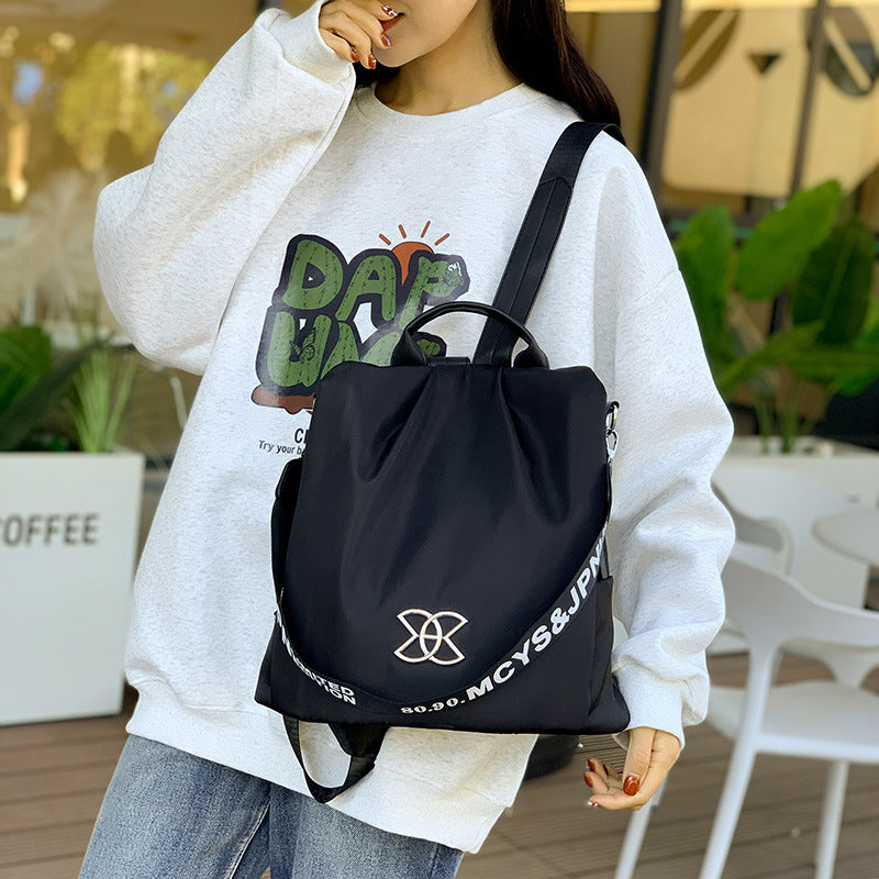 "Svart stöldskyddad Oxford ryggsäck för kvinnor med flera fack och bekväma axelremmar, perfekt för vardagsbruk."