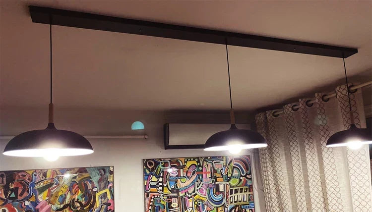 Vit takplatta med vintage design för pendellampor. Stilren heminredning och funktionell takbelysning.