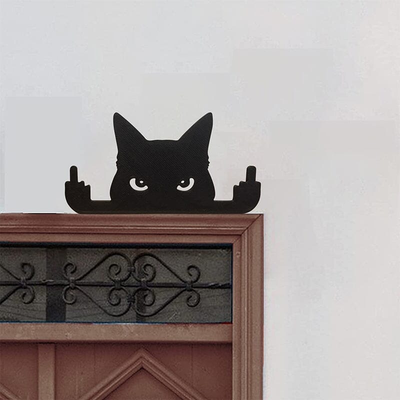 "Svart trädgårdsprydnad av katt med långfinger, gjord i trä, perfekt för humoristisk dekoration ute eller inne."