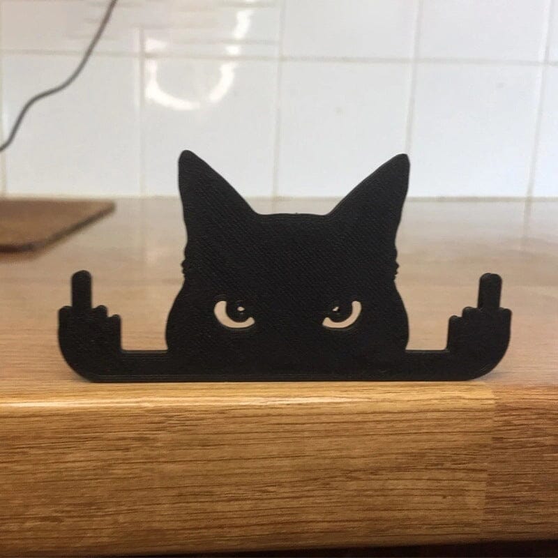 "Svart trädgårdsprydnad av katt med långfinger, gjord i trä, perfekt för humoristisk dekoration ute eller inne."