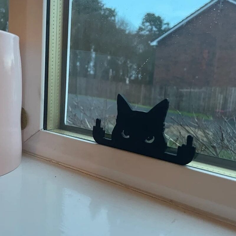 "Svart trädgårdsprydnad av katt med långfinger, gjord i trä, perfekt för humoristisk dekoration ute eller inne."
