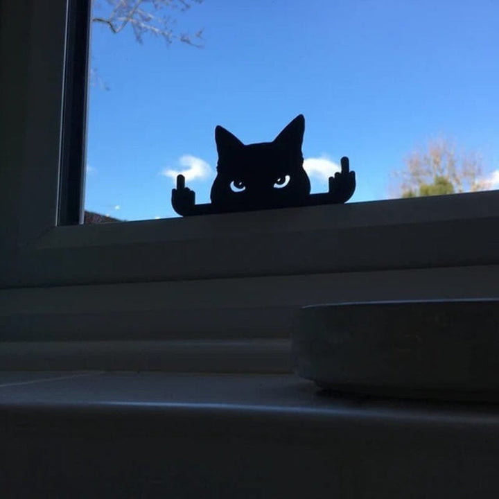 "Svart trädgårdsprydnad av katt med långfinger, gjord i trä, perfekt för humoristisk dekoration ute eller inne."