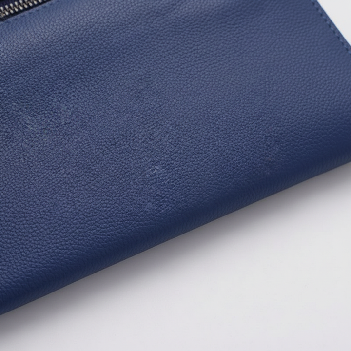 Elegant herrplånbok med RFID-skydd, en tunn läderaccessoar för dina viktigaste kort.
