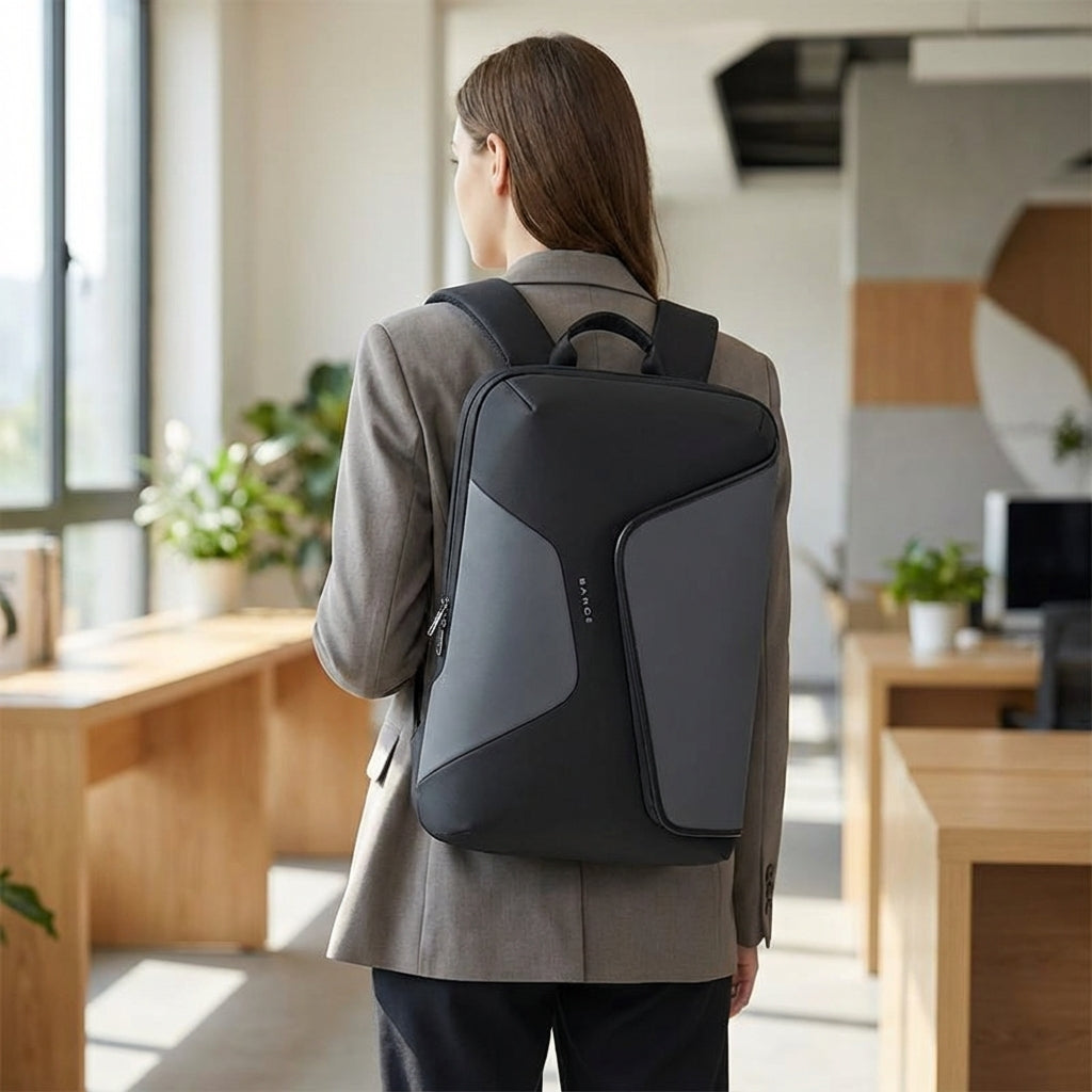Svart unisex businessryggsäck, vattentät, med USB-laddning. Perfekt laptopväska för pendling.