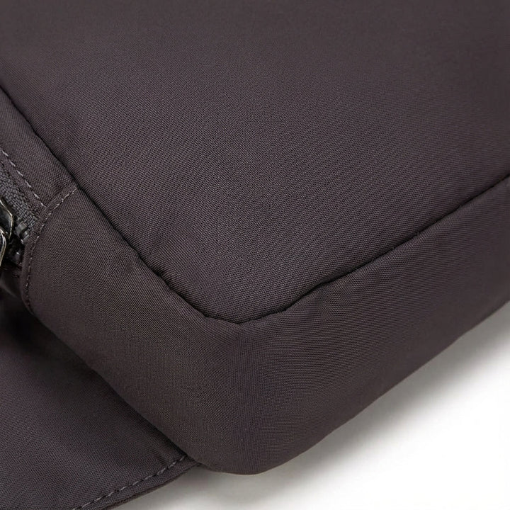 Lätt brun nylonväska, kan bäras som midjeväska eller crossbody. Kompakt och praktisk unisex bältesväska.