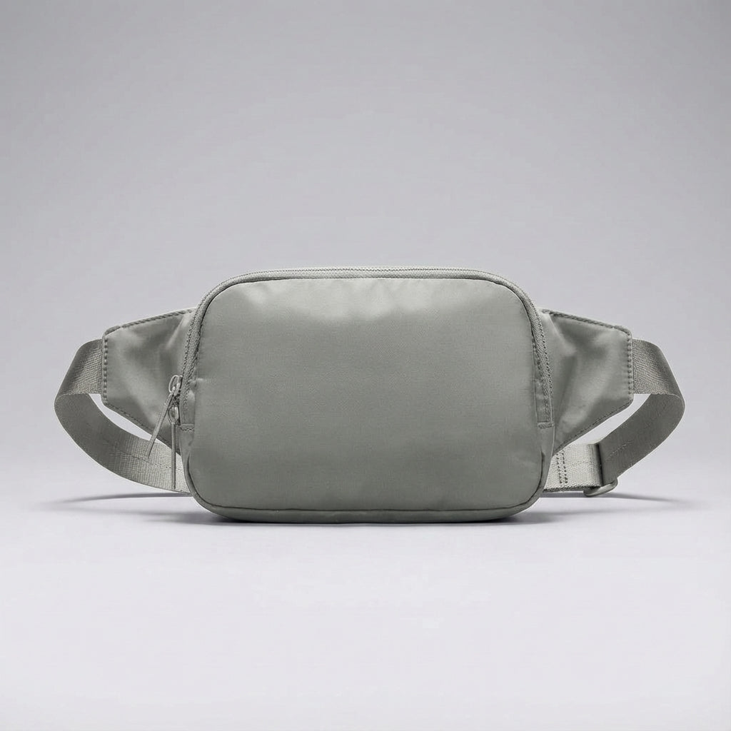 Vit kompakt nylon midjeväska, lätt att bära som fannypack eller bältesväska. Unisex design.