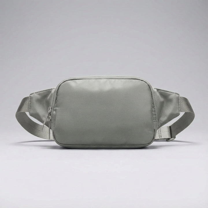 Vit kompakt nylon midjeväska, lätt att bära som fannypack eller bältesväska. Unisex design.