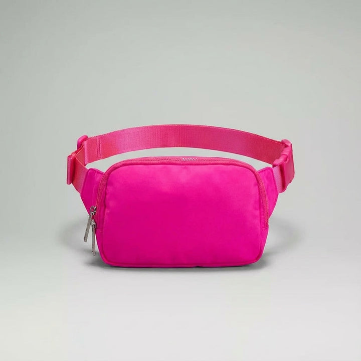Svart vardagsväska i nylon, kompakt och lätt. Kan användas som midjeväska eller crossbody för daglig användning.