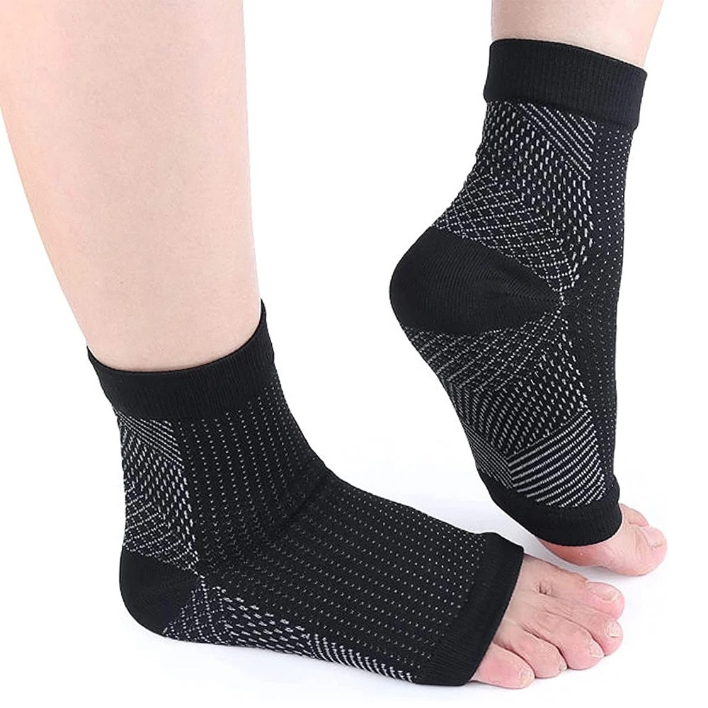 Svart unisex kompressionsankelsocka för effektiv smärtlindring vid plantarfasciit och fotsmärta. Ger ankelstöd.