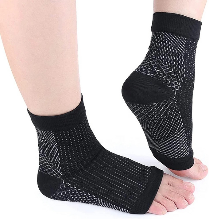 Svart unisex kompressionsankelsocka för effektiv smärtlindring vid plantarfasciit och fotsmärta. Ger ankelstöd.