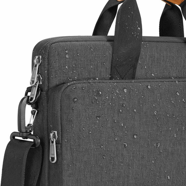 Vattentåligt laptopfodral med stötdämpande foder. Optimalt skydd för din bärbara dator under transport.