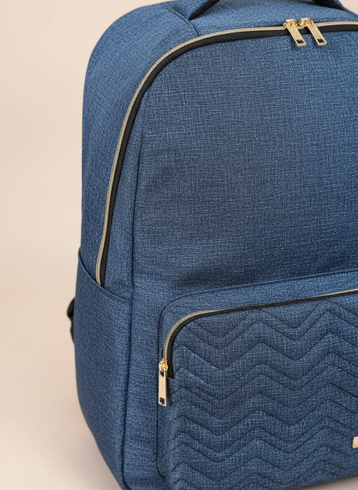 Unisex reseryggsäck 40L för äventyr. Praktisk weekendväska med laptopficka och organiserad packning.