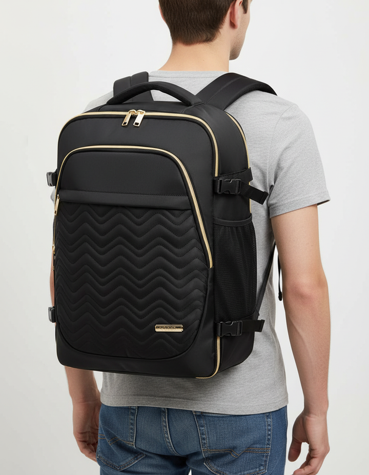 Praktisk svart ryggsäck 40L. Vattenavvisande unisex weekendväska med laptopficka för bekväma äventyr.