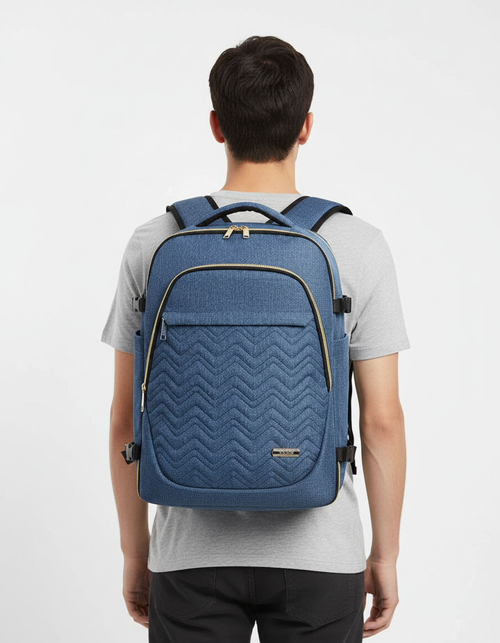 Blå unisex reseryggsäck 40L. Vattenavvisande handbagage med laptopficka för organiserad och bekväm packning.