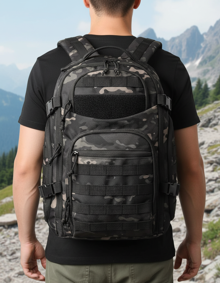 Svart unisex taktisk ryggsäck 35L, vattentålig 600D för vandring, camping & äventyr.
