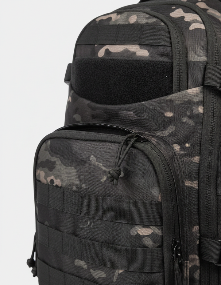 Robust 35L taktisk ryggsäck i vattentåligt 600D-material, ideal för vandring & resor.