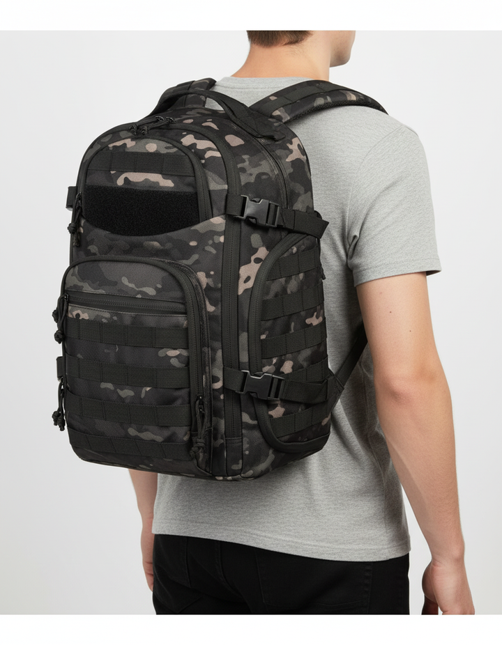 Svart unisex 35L taktisk ryggsäck, vattentålig och mångsidig, med plats för laptop.
