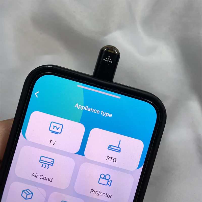 "Svart universal telefon-fjärrkontroll i PVC och aluminium för smartphones, kompatibel med Android och iOS."