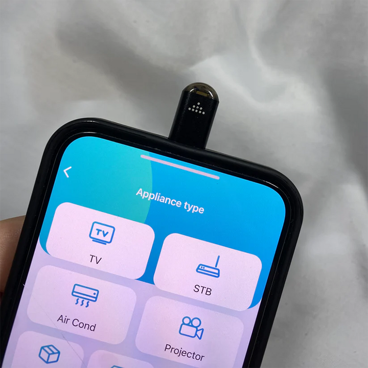 "Svart universal telefon-fjärrkontroll i PVC och aluminium för smartphones, kompatibel med Android och iOS."