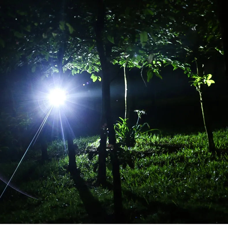Uppladdningsbar LED-lampa fäst på huvud, idealisk för camping, fiske och underhållsarbeten.
