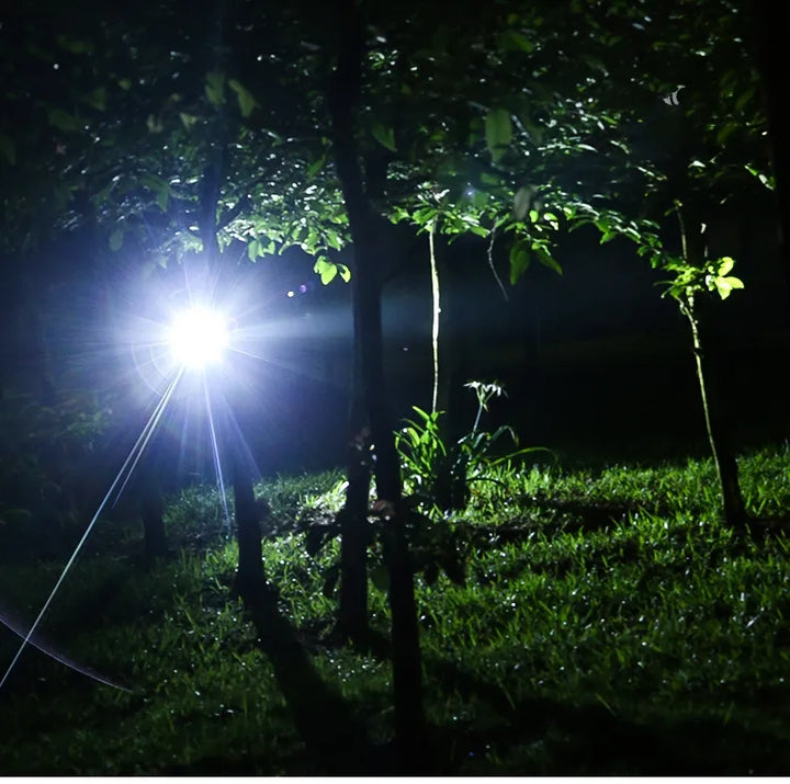Uppladdningsbar LED-lampa fäst på huvud, idealisk för camping, fiske och underhållsarbeten.