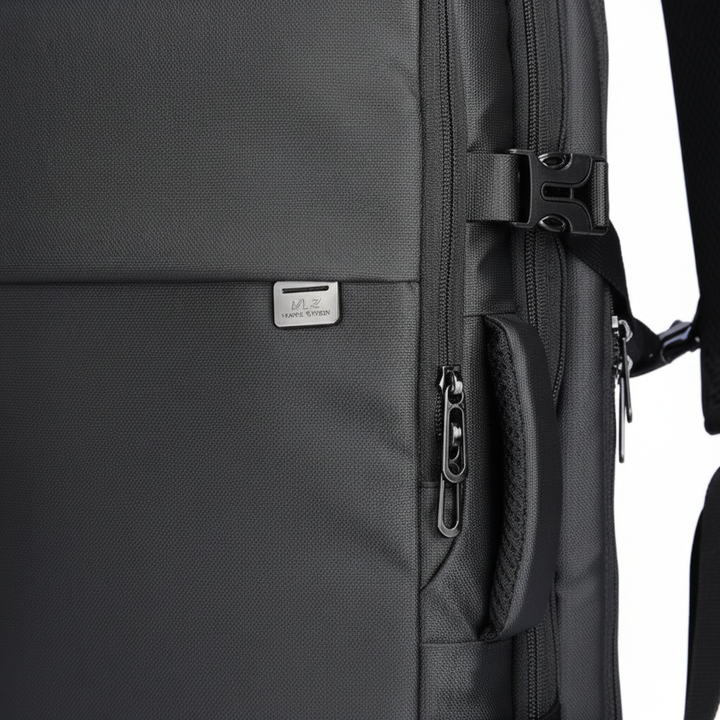 Olivgrön multifunktionell ryggsäck, perfekt som studentryggsäck eller handbagage. Vattentålig & utvidgbar.