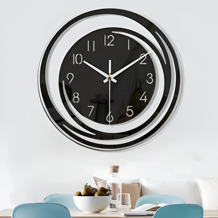Stilren svart väggklocka, minimalistisk design med tyst urverk. Idealisk för moderna hem.