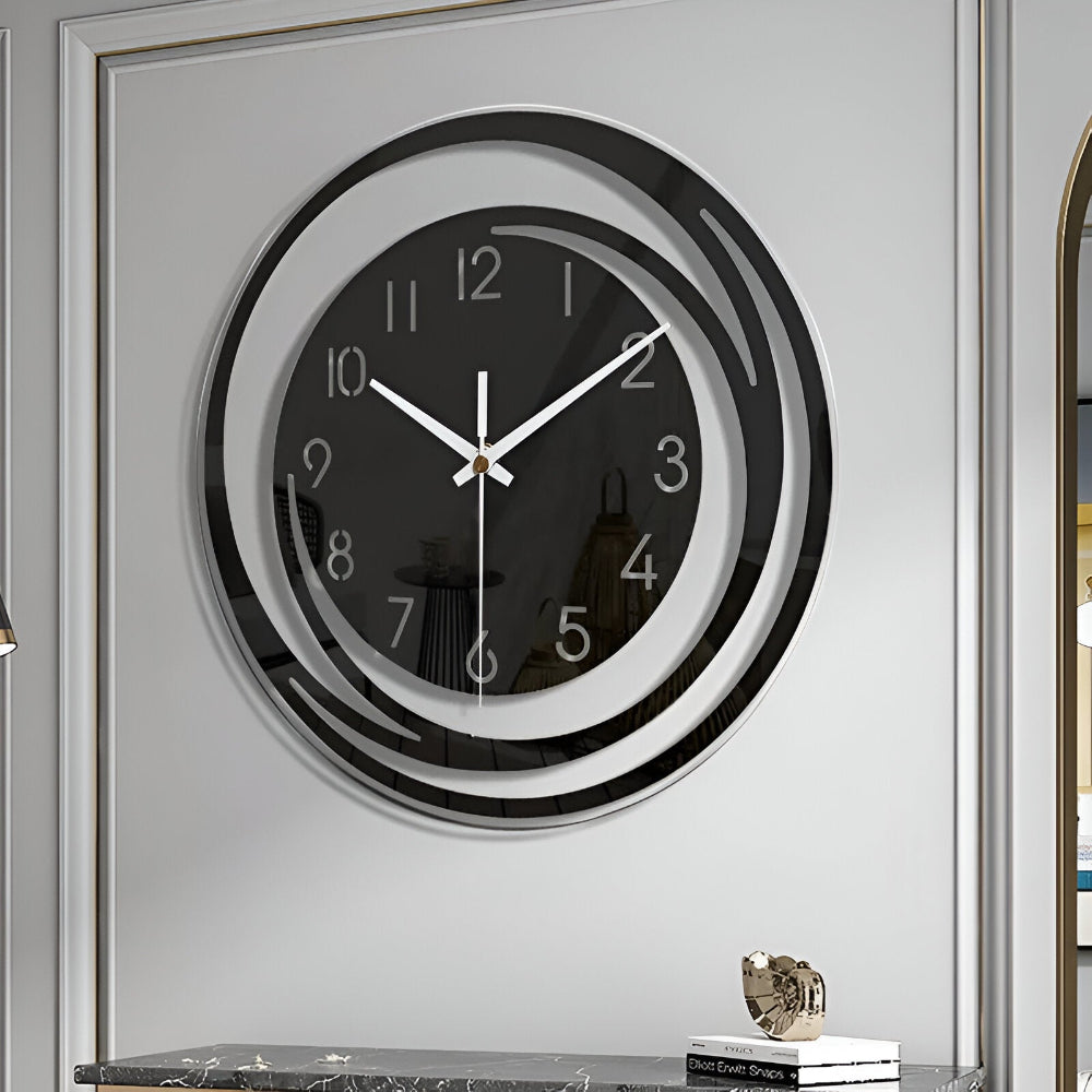 Elegant svart väggklocka med skandinavisk touch. En stilren detalj i varje hem.